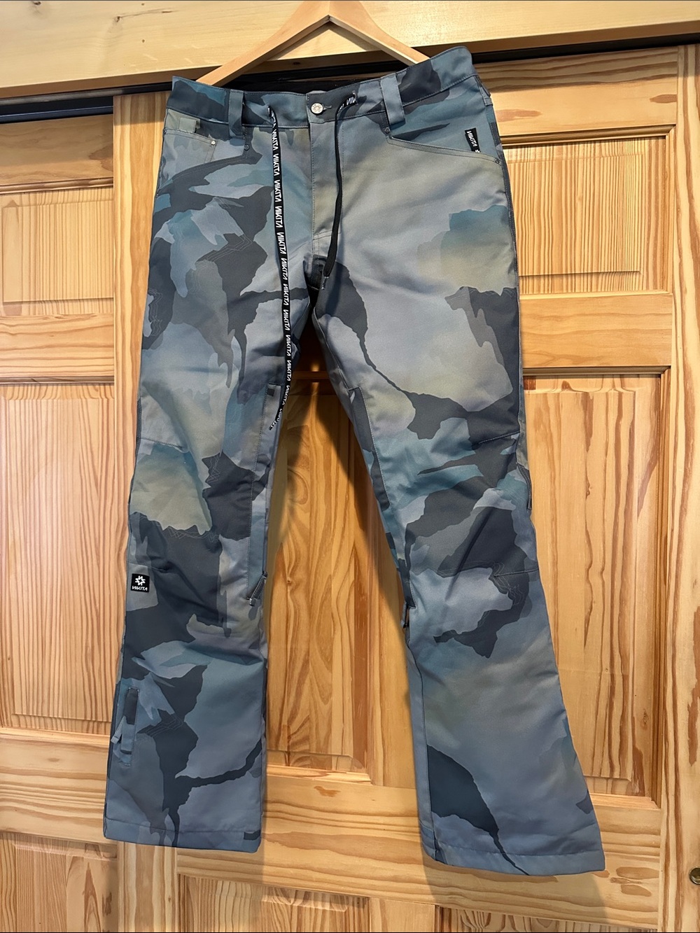 Women’s medium Nikita snow pants